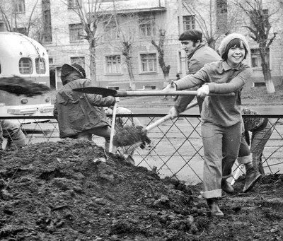 Все на субботник!\" Ностальгические фотографии с самого нелюбимого  советского мероприятия. | Фотограф Елена О. | Дзен