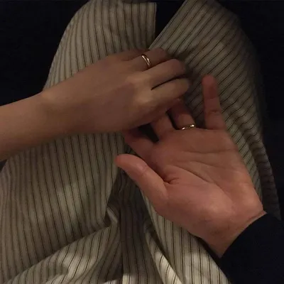 Снимок влюбленной пары, держащейся за руки: высокое качество JPG