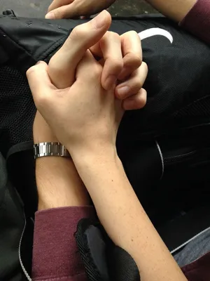 Картинка романтического жеста: фото с парой, держащейся за руки