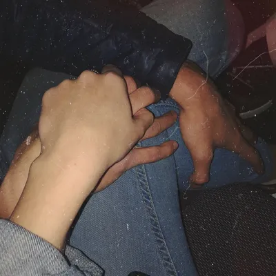 Фотография пары, которая держится за руки: PNG изображение