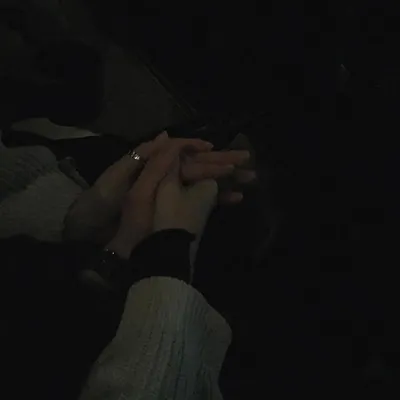 Пара влюбленных, держащихся за руки: PNG изображение