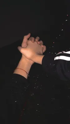 Фотография молодой пары, держащейся за руки: JPG формат