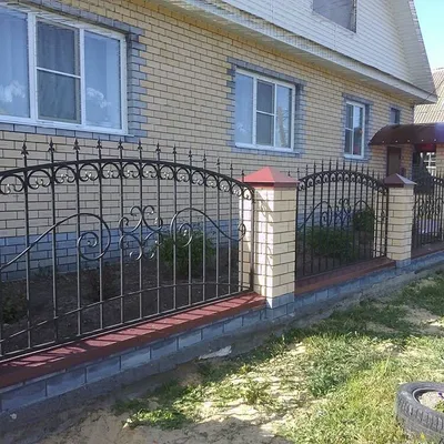 Белая длинный забор из деревянных планок на улице перед домом брауна  кирпича Стоковое Изображение - изображение насчитывающей снаружи, длиной:  171499375