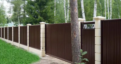 хороший деревянный забор вокруг дома. деревянный забор с зеленым газоном.  фотография улицы Стоковое Изображение - изображение насчитывающей поле,  изгородь: 269795861