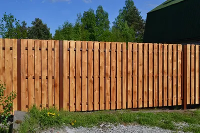 Фигурный клетчатый забор из деревянной решетки (ячейки как соты - ромбики)  в качестве ограды вокруг загородного дома. Волнистый забор арт. 040321.