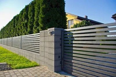 хороший деревянный забор вокруг дома. деревянный забор с зеленым газоном.  вход Стоковое Изображение - изображение насчитывающей сад, трава: 259317251