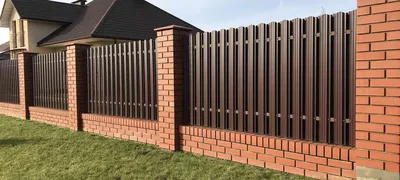 Коричневый забор для дачи из металлического штакетника - Компания  «ПрофСтройЗабор»