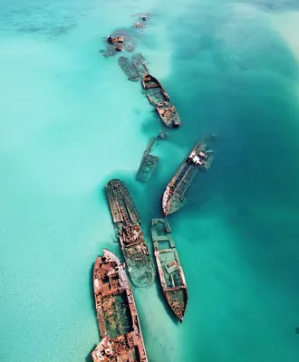 Затонувшие корабли Тангалума на западной стороне острова Моретон в  Австралии - Варнет
