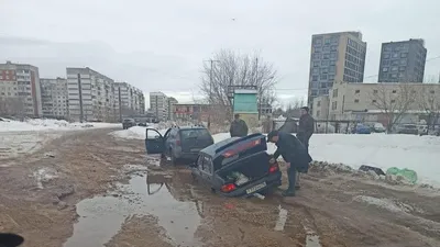 В луже на дороге в Заволжском районе Ярославля утонул автомобиль –  Коммерсантъ Ярославль