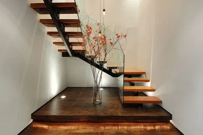 Металлическая лестница на второй этаж в частном доме, железно-деревянная на  2 этаж дачи
