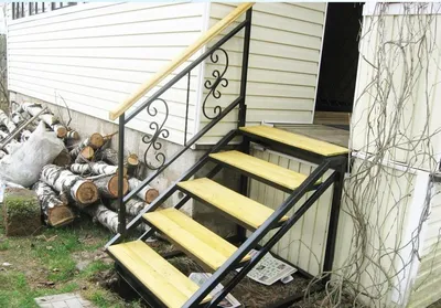 Железная лестница к вверх дома Стоковое Фото - изображение насчитывающей  строя, деревянно: 79474362