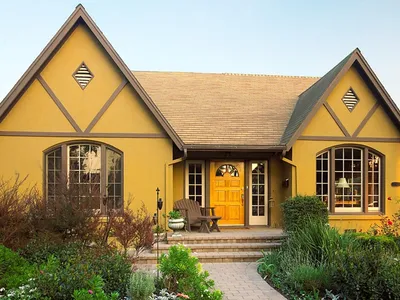Дизайн штукатурного дома желтого цвета в фахверка стиле