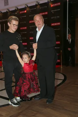 Глеб Матвейчук привел пятилетнюю дочь на премьеру фильма «Отель»