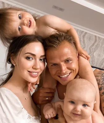 Взломали?»: первая жена Тарасова опубликовала фото с его дочками от  Костенко | STARHIT