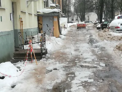 одинокая одинокая толстая женщина в нижнем белье смотрит вниз и думает дома.  Стоковое Фото - изображение насчитывающей усилие, темно: 248999150