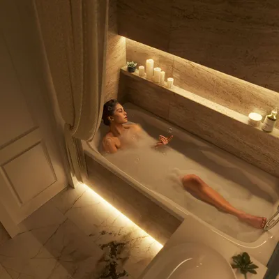 Молодая женщина в ванной комнате. Стоковое Изображение - изображение  насчитывающей ванна, пена: 29296589