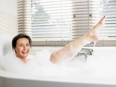 Красивая женщина в ванной с пеной стоковое фото ©Nomadsoul1 142355722
