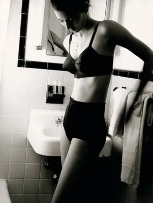 Женщина в ванной комнате стоковое изображение. изображение насчитывающей  уединение - 106159547