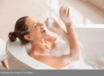 Красивая молодая женщина с наушниками, отдыхая в ванной :: Стоковая  фотография :: Pixel-Shot Studio