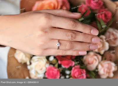 Женская рука с кольцом фотографии