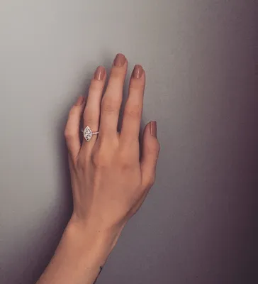 Женская рука с кольцом фотографии