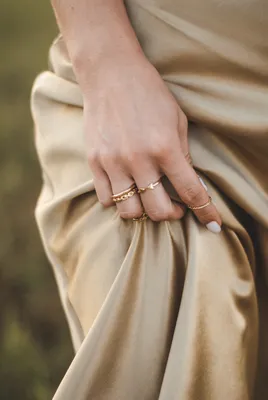 Женская рука с кольцом в формате среднего качества