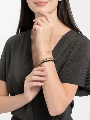 Женские браслеты на руку: фото с эффектом глубины резкости