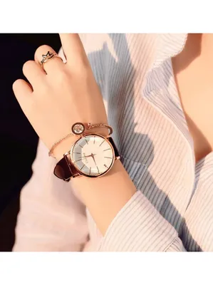 Фото женских часов на руке с циферблатом в форме круга