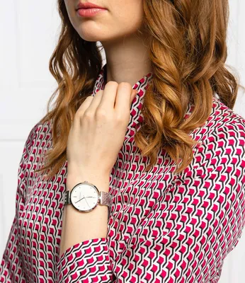 Фото женских часов на руке с циферблатом в форме прямоугольника