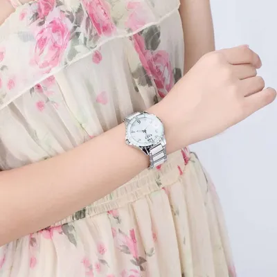 Фотография женских часов на руке с циферблатом в форме бабочки