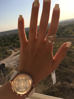 Красивые женские часы на руке: фотография в формате JPG