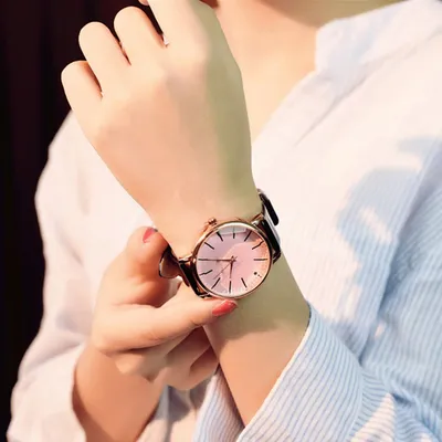 Женские часы на руке: фото для использования на сайте