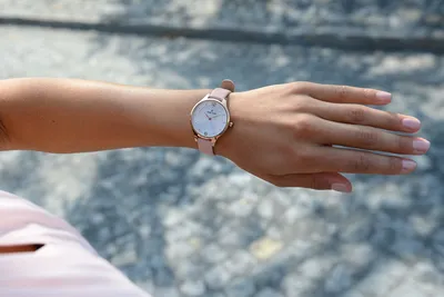 Фотография женских часов на руке: лучшие примеры