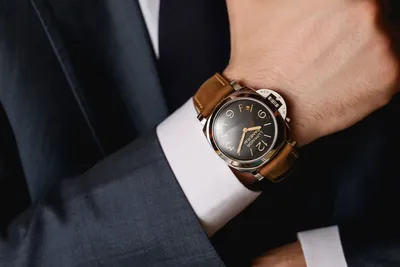 Женские часы на руке: фото для использования в рекламе