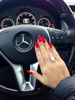 Фотография женских рук на автомобильном руле