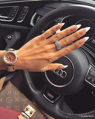 Женские руки на руле: фото для автомобильных журналов