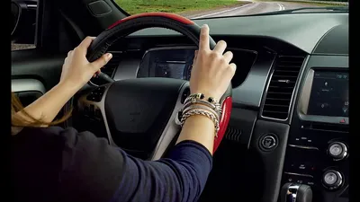 Фотография женских рук на руле в жаркую погоду
