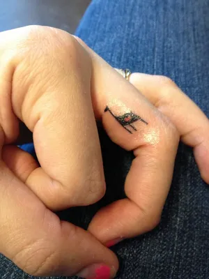 Женские тату на пальцах рук: креативные образцы