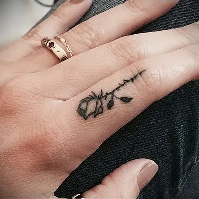 Нежные татуировки на пальцах девушек