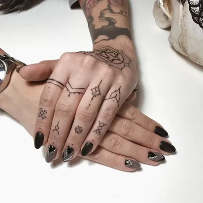 Креативные татуировки на пальцах женщин
