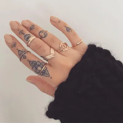 Нежные татуировки на пальцах: фото и дизайны