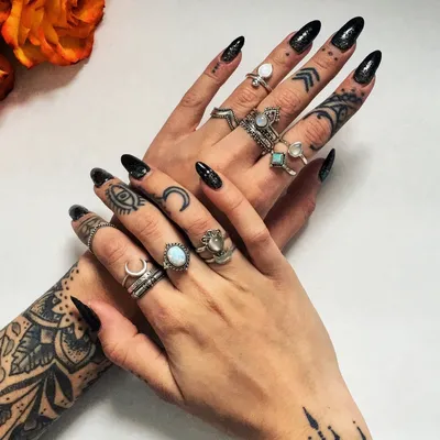 Миниатюрные женские тату на пальцах рук