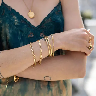 Красивые фото золотых браслетов на женских руках
