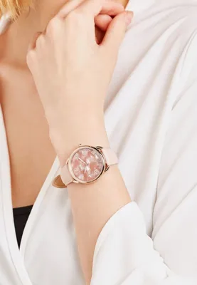 Женские часы на руке: фотографии для интернет-магазинов