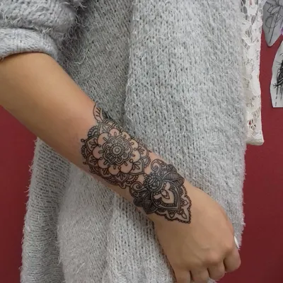 Женские тату на руке в стиле традиционного татуирования