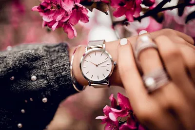 Красивое изображение руки с часами в розовых оттенках