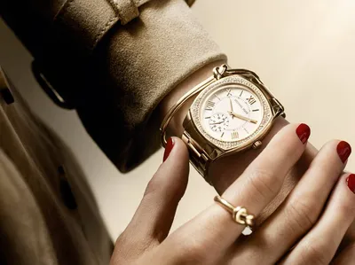 Фото женской руки с часами и красивым маникюром