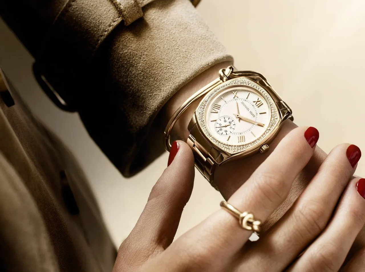 Жена часами смотрит. Часы женские. Часы на руке. Часы на руку женские. Наручные часы на руке.
