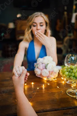 Фото женской руки с красивым обручальным кольцом