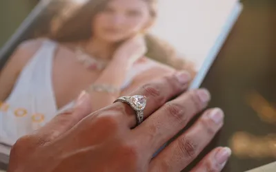 Женские руки с обручальным кольцом на фото в высоком качестве